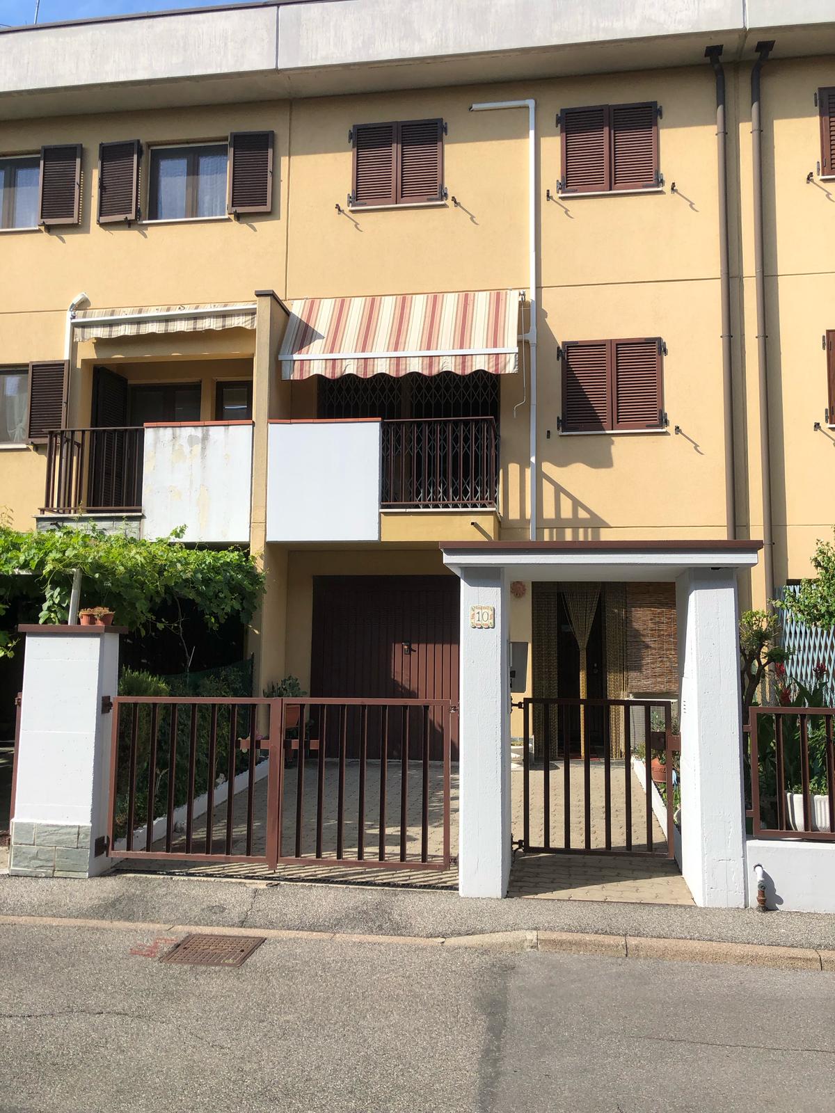 VILLA A SCHIERA